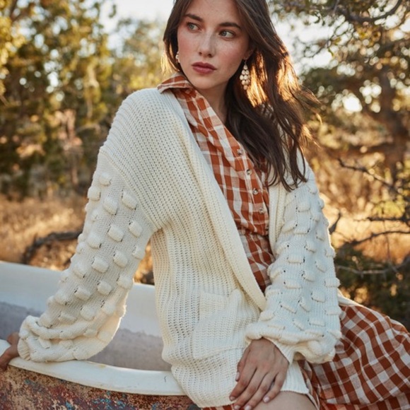 Three Dimentional Detail Unque Cardigan - Picture 2 of 3